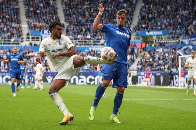 Aktion am Ball Rayan Ghrieb (1. FC Magdeburg, 29) gegen Philipp Foerster (Karlsruher SC, 11), GER, Karlsruher SC vs. 1. FC Magdeburg, 2. Bundesliga, 7. Spieltag, 2025 2026, 27.09.2025, DFL REGULATIONS PROHIBIT ANY USE OF PHOTOGRAPHS AS IMAGE SEQUENCES AND OR QUASI-VIDEO, GER, Karlsruher SC vs. 1. FC Magdeburg, 2. Bundesliga, 7. Spieltag, 2025 2026, 27.09.2025 Karlsruhe