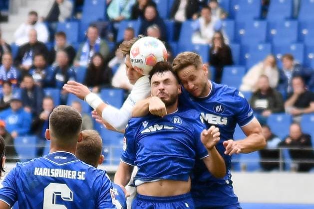 27.09.2025, xhbx, Fussball 2.Bundesliga, Karlsruher SC - 1.FC Magdeburg v.l. Lilian Egloff (Karlsruher SC KSC), Christoph Kobald (Karlsruher SC KSC) (DFL DFB REGULATIONS PROHIBIT ANY USE OF PHOTOGRAPHS as IMAGE SEQUENCES and or QUASI-VIDEO) Karlsruhe