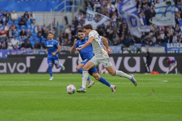 2. Fussball Bundesliga, Karlsruher SC vs 1. FC Magdeburg, 27.09.2025 Max Geschwill (1. FC Magdeburg, 28) am Ball 2. Fussball Bundesliga, Karlsruher SC vs 1. FC Magdeburg, BBBank Wildpark Karlsruhe, 27.09.2025 DFB DFL REGULATIONS PROHIBIT ANY USE OF PHOTOGRAPHS AS IMAGE SEQUENCES AND OR QUASI-VIDEO.