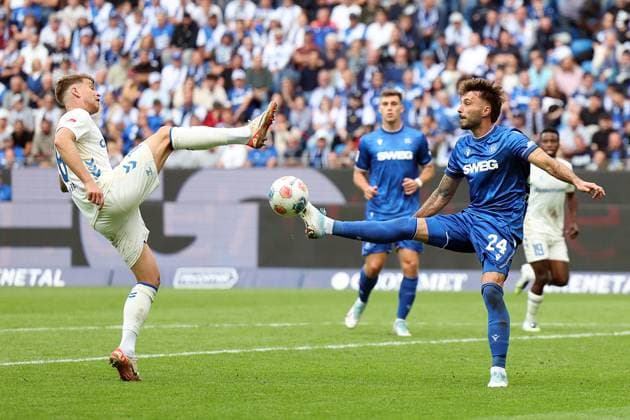 27.09.2025, xrekx, Fussball 2.Bundesliga, Karlsruher SC - 1.FC Magdeburg v.l. Marcus Mathisen (1.FC Magdeburg) Fabian Schleusener (Karlsruher SC) Zweikampf, Aktion, action, battle for the ball (DFL DFB REGULATIONS PROHIBIT ANY USE OF PHOTOGRAPHS as IMAGE SEQUENCES and or QUASI-VIDEO) Karlsruhe