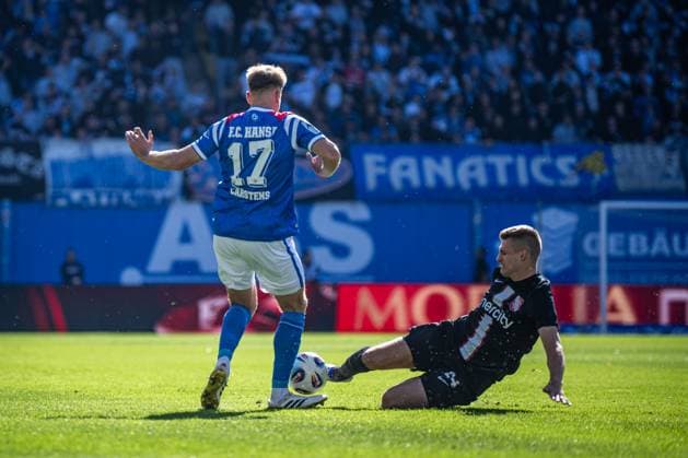 Rostock, Deutschland 27. September 2025: 3. Liga - 2025 2026 - FC Hansa Rostock vs. TSV Havelse Im Bild: v. li. im Zweikampf Florian Carstens (Hansa Rostock) und Noah Plume (TSV Havelse) DFB regulations prohibit any use of photographs as image sequences and or quasi-video. Copyright: xFotostandx xVoelkerx