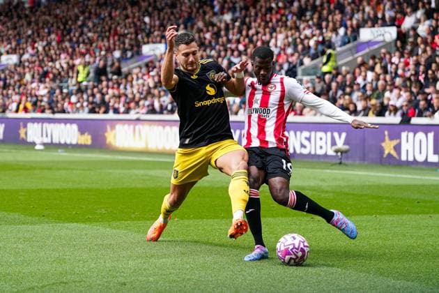Premier League Brentford v Manchester United, ManU Dango Ouattara of Brentford and Diogo Dalot of Manchester United during the Premier League match Brentford vs Manchester United at The Gtech Community Stadium, London, United Kingdom, 27th September 2025 (Photo by Harvey Murphy News Images) Copyright: xHarveyxMurphy NewsxImagesx