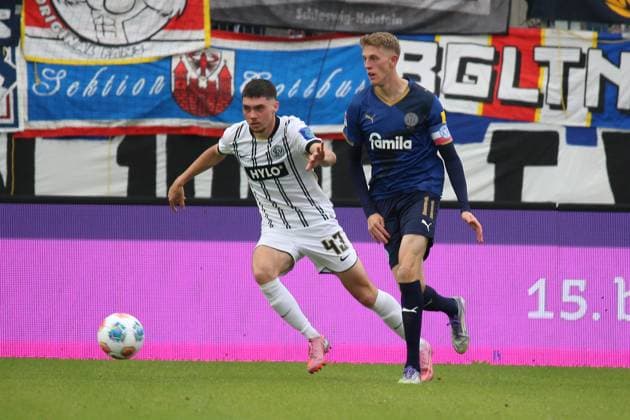 27.09.2025, xpfrx, Fussball 2.Bundesliga, SV Elversberg - Holstein Kiel v.l. Felix Keidel (SV Elversberg) Alexander Bernhardsson (Holstein Kiel) Zweikampf, Aktion, action, battle for the ball (DFL DFB REGULATIONS PROHIBIT ANY USE OF PHOTOGRAPHS as IMAGE SEQUENCES and or QUASI-VIDEO) Elversberg
