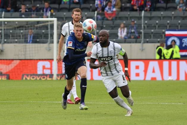 27.09.2025, xpfrx, Fussball 2.Bundesliga, SV Elversberg - Holstein Kiel v.l. Alexander Bernhardsson (Holstein Kiel) Amara Conde (SV Elversberg) Zweikampf, Aktion, action, battle for the ball (DFL DFB REGULATIONS PROHIBIT ANY USE OF PHOTOGRAPHS as IMAGE SEQUENCES and or QUASI-VIDEO) Elversberg