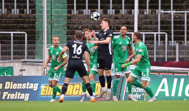 27.09.2025, Fussball, Herren, Regionalliga Südwest, Saison 2025 2026, FC 08 Homburg - SG Sonnenhof Großaspach, Simon Joachims (FC 08 Homburg) Leon Maier (SG Sonnenhof Großaspach) Homburg Waldstadion Saarland Deutschland (DE) Copyright: xFabianxKleerx