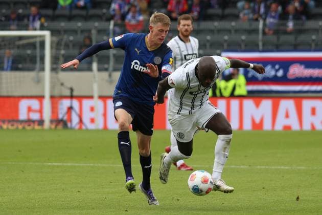 27.09.2025, xpfrx, Fussball 2.Bundesliga, SV Elversberg - Holstein Kiel v.l. Alexander Bernhardsson (Holstein Kiel) Amara Conde (SV Elversberg) Zweikampf, Aktion, action, battle for the ball (DFL DFB REGULATIONS PROHIBIT ANY USE OF PHOTOGRAPHS as IMAGE SEQUENCES and or QUASI-VIDEO) Elversberg
