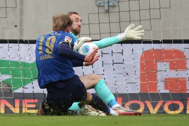 27.09.2025, xpfrx, Fussball 2.Bundesliga, SV Elversberg - Holstein Kiel v.l. Phil Harres (Holstein Kiel) Nicolas Kristof (SV Elversberg) Zweikampf, Aktion, action, battle for the ball (DFL DFB REGULATIONS PROHIBIT ANY USE OF PHOTOGRAPHS as IMAGE SEQUENCES and or QUASI-VIDEO) Elversberg