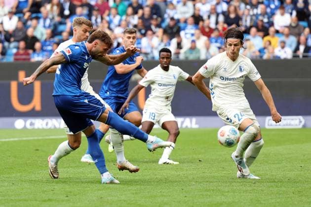 27.09.2025, xrekx, Fussball 2.Bundesliga, Karlsruher SC - 1.FC Magdeburg v.l. Torschuss Fabian Schleusener (Karlsruher SC) (DFL DFB REGULATIONS PROHIBIT ANY USE OF PHOTOGRAPHS as IMAGE SEQUENCES and or QUASI-VIDEO) Karlsruhe
