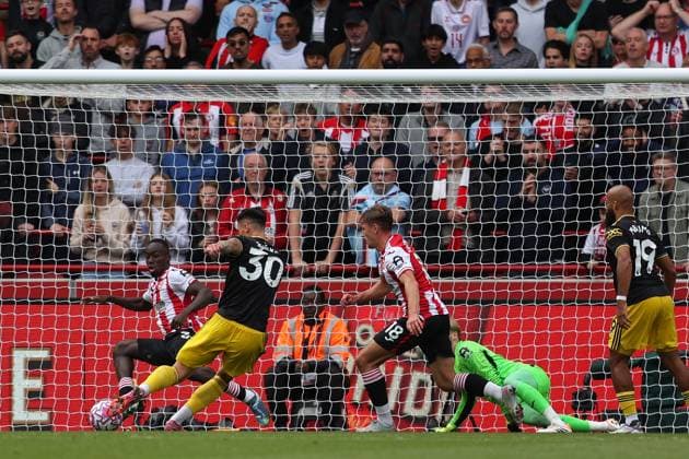 Brentford FC v Manchester United, ManU FC, Premier League Manchester United forward Benjamin Sesko (30) shoots and scores a goal 2-1 during the Brentford FC v Manchester United FC Premier League Match at the Gtech Community Stadium, London, England, United Kingdom on 27 September 2025 Credit: Sally Rawlins Every Second Media Editorial use only. All images are copyright Every Second Media Limited. No images may be reproduced without prior permission. All rights reserved. Premier League and Football League images are subject to licensing agreements with Football DataCo Limited. see https: www.football-dataco.com Copyright: xIMAGO EveryxSecondxMediax ESM-1597-0036 SallyxRawlinsx xEveryxSecondxMediax