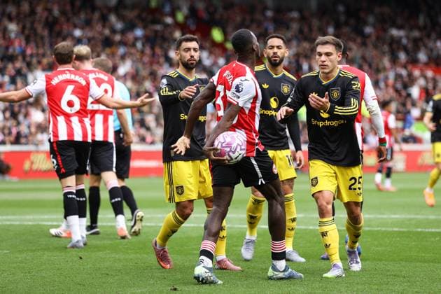 Brentford v Manchester United, ManU 27 September 2025, London - Premier League Football - Brentford v Manchester United - Bruno Fernandes of Manchester United and Manuel Ugarte of Manchester United attempt to take the ball off of Michael Kayode of Brentford after scoring - Photo: Jacques Feeney Offside. London UK Copyright: xJacquesxFeeneyx xOffsidexOffside