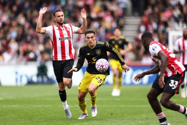 Brentford v Manchester United, ManU 27 September 2025, London - Premier League Football - Brentford v Manchester United - Manuel Ugarte of Manchester United and Jordan Henderson of Brentford - Photo: Jacques Feeney Offside. London UK Copyright: xJacquesxFeeneyx xOffsidexOffside