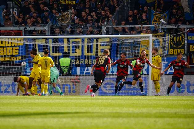 27.09.2025, xavx, Fussball 3.Liga, SV Wehen Wiesbaden - 1.FC Saarbrücken v.l. Lukas Schleimer (SV Wehen Wiesbaden) celebrate the goal, Der Torjubel zum 1:0 (DFL DFB REGULATIONS PROHIBIT ANY USE OF PHOTOGRAPHS as IMAGE SEQUENCES and or QUASI-VIDEO) Wiesbaden