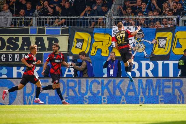 27.09.2025, xavx, Fussball 3.Liga, SV Wehen Wiesbaden - 1.FC Saarbrücken v.l. Lukas Schleimer (SV Wehen Wiesbaden) celebrate the goal, Der Torjubel zum 1:0 (DFL DFB REGULATIONS PROHIBIT ANY USE OF PHOTOGRAPHS as IMAGE SEQUENCES and or QUASI-VIDEO) Wiesbaden