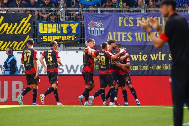 27.09.2025, xavx, Fussball 3.Liga, SV Wehen Wiesbaden - 1.FC Saarbrücken v.l. Lukas Schleimer (SV Wehen Wiesbaden) celebrate the goal, Der Torjubel zum 1:0 (DFL DFB REGULATIONS PROHIBIT ANY USE OF PHOTOGRAPHS as IMAGE SEQUENCES and or QUASI-VIDEO) Wiesbaden
