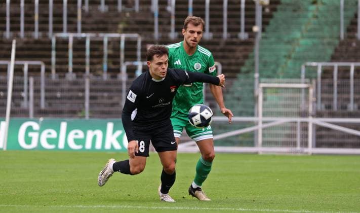 27.09.2025, Fussball, Herren, Regionalliga Südwest, Saison 2025 2026, FC 08 Homburg - SG Sonnenhof Großaspach, Niklas Pollex (SG Sonnenhof Großaspach) Manuel Kober (FC 08 Homburg) Homburg Waldstadion Saarland Deutschland (DE) Copyright: xFabianxKleerx