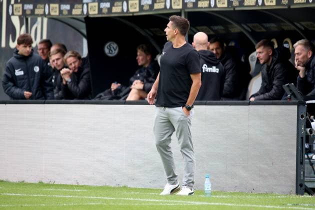 27.09.2025, xpfrx, Fussball 2.Bundesliga, SV Elversberg - Holstein Kiel v.l. Trainer Marcel Rapp (Holstein Kiel) (DFL DFB REGULATIONS PROHIBIT ANY USE OF PHOTOGRAPHS as IMAGE SEQUENCES and or QUASI-VIDEO) Elversberg