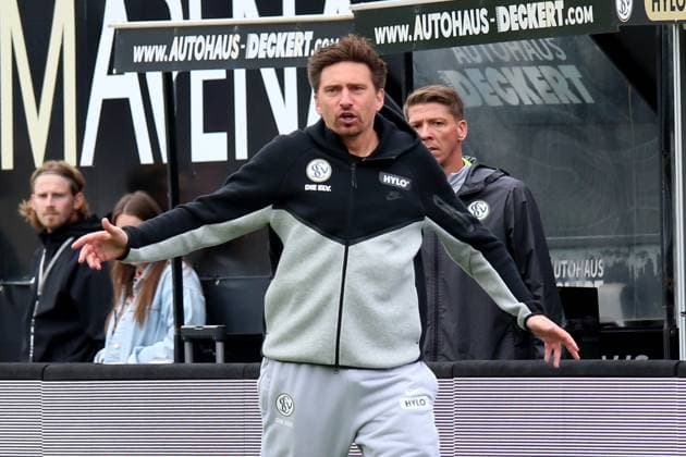 27.09.2025, xpfrx, Fussball 2.Bundesliga, SV Elversberg - Holstein Kiel v.l. Trainer Vincent Wagner (SV Elversberg) (DFL DFB REGULATIONS PROHIBIT ANY USE OF PHOTOGRAPHS as IMAGE SEQUENCES and or QUASI-VIDEO) Elversberg