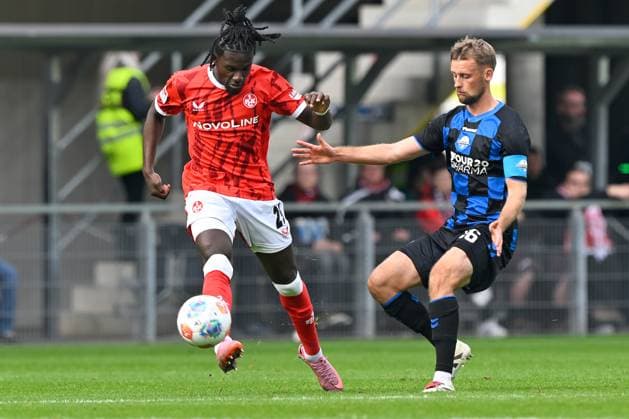Paderborn, Home Deluxe Arena, 27.09.25, GER, Herren, 2.Bundesliga, Saison 2025-2026, SC Paderborn 07 - 1.FC Kaiserslautern Bild: v.li. im Zweikampf Richmond TACHIE (Kaiserslautern) und Sebastian KLAAS (Paderborn) DFL regulations prohibit any use of photographs as image sequences and or quasi-video. NRW Deutschland