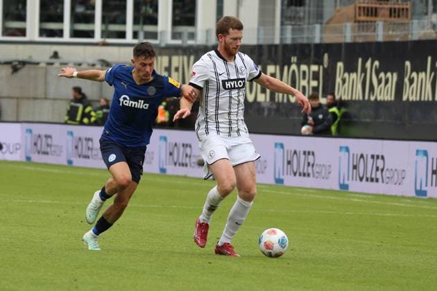 27.09.2025, xpfrx, Fussball 2.Bundesliga, SV Elversberg - Holstein Kiel v.l. Adrian Kapralik (Holstein Kiel) Florian Le Joncour (SV Elversberg) Zweikampf, Aktion, action, battle for the ball (DFL DFB REGULATIONS PROHIBIT ANY USE OF PHOTOGRAPHS as IMAGE SEQUENCES and or QUASI-VIDEO) Elversberg