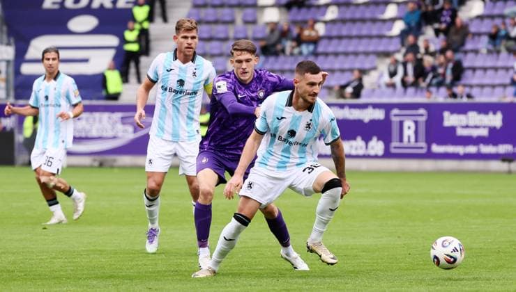 Aue, 27.09.2025, Erzgebirgsstadion, Fußball, 3.Liga, 3.Spieltag FC Erzgebirge Aue vs. TSV 1860 München , Im Bild von links; Florian Niederlechner ( 7, 1860), Pascal Fallmann ( 17, Aue), Maximilian Wolfram ( 30, 1860). , Nur für journalistische Zwecke. Only for editorial use! , DFB DFL regulations prohibit any use of photographs as image sequences and or quasi-video. ,