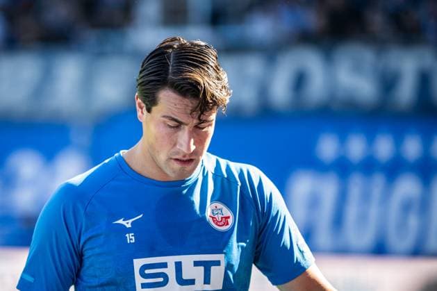 Rostock, Deutschland 27. September 2025: 3. Liga - 2025 2026 - FC Hansa Rostock vs. TSV Havelse Im Bild: Ahmet Gürleyen Guerleyen (Hansa Rostock) unzufrieden auf dem Spielfeld. DFB regulations prohibit any use of photographs as image sequences and or quasi-video. Copyright: xFotostandx xVoelkerx