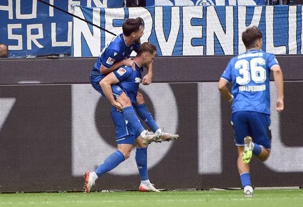 27.09.2025, xhbx, Fussball 2.Bundesliga, Karlsruher SC - 1.FC Magdeburg v.l. Torjubel, Goal celebration, celebrate the goal 1:0 durch Christoph Kobald (Karlsruher SC KSC) (DFL DFB REGULATIONS PROHIBIT ANY USE OF PHOTOGRAPHS as IMAGE SEQUENCES and or QUASI-VIDEO) Karlsruhe