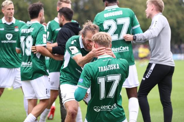 27.09.2025, Fussball, Herren, 8. Spieltag Dritte Liga Saison 2025 2026: FC Schweinfurt 05 - Alemannia Aachen Von links: Kristian Böhnlein (FC Schweinfurt 05, 13) herzt den Torschützen Jakob Tranziska (FC Schweinfurt 05, 17)