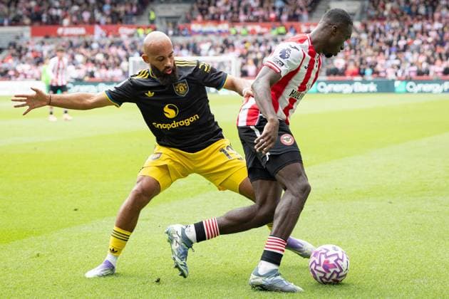 27th September 2025; Gtech Community Stadium, Brentford, London, England; Premier League Football, Brentford versus Manchester United, ManU Bryan Mbeumo of Manchester United tackles Michael Kayode of Brentford  IanxStephen