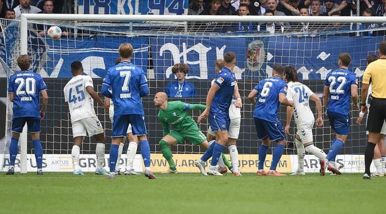 27.09.2025, xhbx, Fussball 2.Bundesliga, Karlsruher SC - 1.FC Magdeburg v.l. Goal scored, Tor zum 1:0 durch Christoph Kobald (Karlsruher SC KSC) (DFL DFB REGULATIONS PROHIBIT ANY USE OF PHOTOGRAPHS as IMAGE SEQUENCES and or QUASI-VIDEO) Karlsruhe
