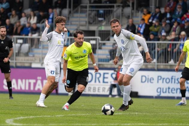 27.09.2025, xhfmx, Fussball Regionalliga Suedwest, Bayern Alzenau - Stuttgarter Kickers v.l. Luka Garic (FC Bayern Alzenau) und Marcel Wilke (FC Bayern Alzenau) verteidigen gegen David Tomic (SV Stuttgarter Kickers) (DFL DFB REGULATIONS PROHIBIT ANY USE OF PHOTOGRAPHS as IMAGE SEQUENCES and or QUASI-VIDEO) Alzenau