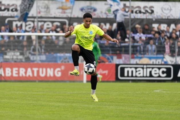 27.09.2025, xhfmx, Fussball Regionalliga Suedwest, Bayern Alzenau - Stuttgarter Kickers David Udogu (SV Stuttgarter Kickers) (DFL DFB REGULATIONS PROHIBIT ANY USE OF PHOTOGRAPHS as IMAGE SEQUENCES and or QUASI-VIDEO) Alzenau