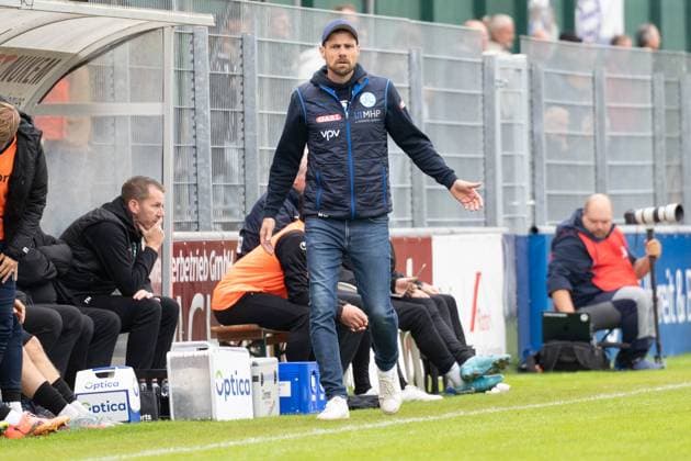 27.09.2025, xhfmx, Fussball Regionalliga Suedwest, Bayern Alzenau - Stuttgarter Kickers Marco Wildersinn (Trainer SV Stuttgarter Kickers) beschwet sich beim Schiedsrichter-Assistent (DFL DFB REGULATIONS PROHIBIT ANY USE OF PHOTOGRAPHS as IMAGE SEQUENCES and or QUASI-VIDEO) Alzenau