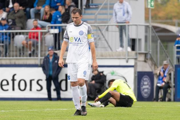 27.09.2025, xhfmx, Fussball Regionalliga Suedwest, Bayern Alzenau - Stuttgarter Kickers Melkamu Frauendorf (SV Stuttgarter Kickers) bleibt nach einem Foul liegen, vorne Marcel Wilke (FC Bayern Alzenau) (DFL DFB REGULATIONS PROHIBIT ANY USE OF PHOTOGRAPHS as IMAGE SEQUENCES and or QUASI-VIDEO) Alzenau