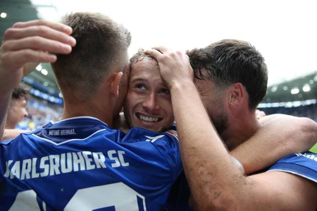 27.09.2025, xrekx, Fussball 2.Bundesliga, Karlsruher SC - 1.FC Magdeburg v.l. Torjubel nach dem Tor zum celebrating the goal celebrate 1:0 durch Christoph Kobald (Karlsruher SC) (DFL DFB REGULATIONS PROHIBIT ANY USE OF PHOTOGRAPHS as IMAGE SEQUENCES and or QUASI-VIDEO) Karlsruhe