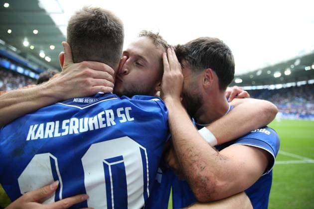 27.09.2025, xrekx, Fussball 2.Bundesliga, Karlsruher SC - 1.FC Magdeburg v.l. Torjubel nach dem Tor zum celebrating the goal celebrate 1:0 durch Christoph Kobald (Karlsruher SC) Kuss fuer Marvin Wanitzek (Karlsruher SC) (DFL DFB REGULATIONS PROHIBIT ANY USE OF PHOTOGRAPHS as IMAGE SEQUENCES and or QUASI-VIDEO) Karlsruhe
