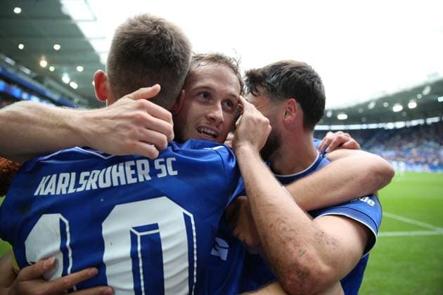 27.09.2025, xrekx, Fussball 2.Bundesliga, Karlsruher SC - 1.FC Magdeburg v.l. Torjubel nach dem Tor zum celebrating the goal celebrate 1:0 durch Christoph Kobald (Karlsruher SC) (DFL DFB REGULATIONS PROHIBIT ANY USE OF PHOTOGRAPHS as IMAGE SEQUENCES and or QUASI-VIDEO) Karlsruhe