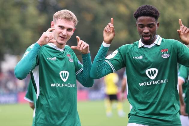 27.09.2025, Fussball, Herren, 8. Spieltag Dritte Liga Saison 2025 2026: FC Schweinfurt 05 - Alemannia Aachen Von links: Torschütze Jakob Tranziska (FC Schweinfurt 05, 17) und Uche Obiogumu (FC Schweinfurt 05, 27) feiern das 1:0, Torjubel
