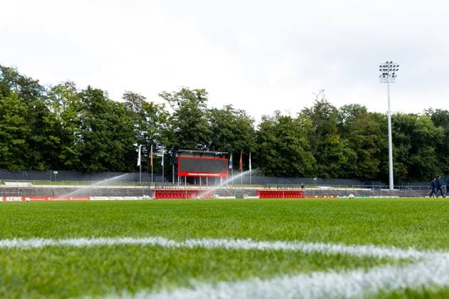 27.09.2025, xkwix, Fußball, Regionalliga West, 1. FC Köln U23 - FC Gütersloh, Geißbockheim Franz-Kremer-Stadion: Leere Stadiontribüne und Anzeigetafel mit Schriftzug NRW Deutschland