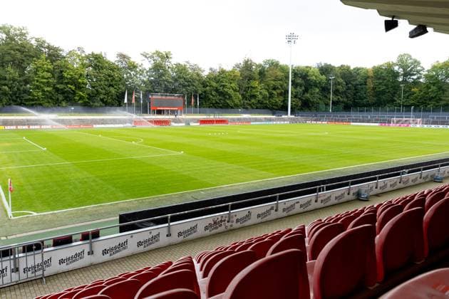 27.09.2025, xkwix, Fußball, Regionalliga West, 1. FC Köln U23 - FC Gütersloh, Geißbockheim Franz-Kremer-Stadion: Spielfeld von der Tribüne aus NRW Deutschland