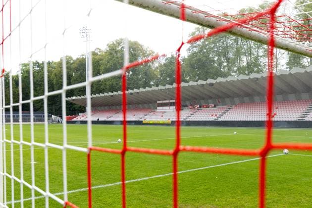 27.09.2025, xkwix, Fußball, Regionalliga West, 1. FC Köln U23 - FC Gütersloh, Geißbockheim Franz-Kremer-Stadion: Leere Sitzplatztribüne im Regen bei Nässe NRW Deutschland
