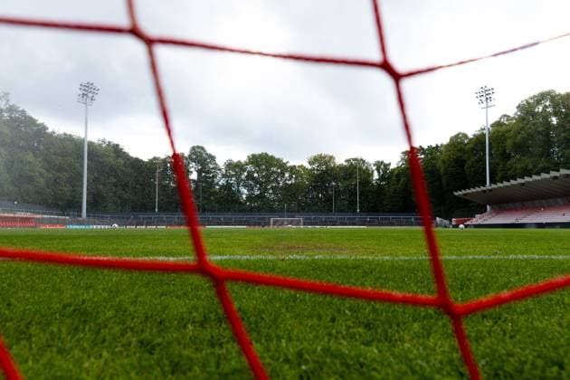 27.09.2025, xkwix, Fußball, Regionalliga West, 1. FC Köln U23 - FC Gütersloh, Geißbockheim Franz-Kremer-Stadion: Spielfeld durchs Tornetz NRW Deutschland