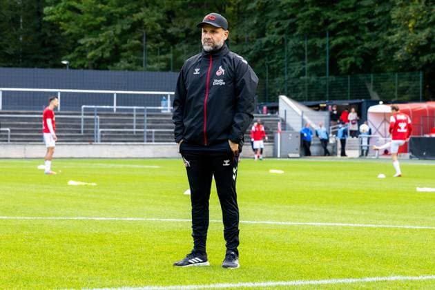 27.09.2025, xkwix, Fußball, Regionalliga West, 1. FC Köln U23 - FC Gütersloh, Geißbockheim Franz-Kremer-Stadion, Evangelos Sbonias (1. FC Köln U23 Cheftrainer) NRW Deutschland
