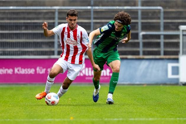 27.09.2025, xkwix, Fußball, Regionalliga West, 1. FC Köln U23 - FC Gütersloh, Geißbockheim Franz-Kremer-Stadion: Justus Henke (FC Gütersloh 23) im Zweikampf gegen Etienne Paul (1. FC Köln U23 16) NRW Deutschland