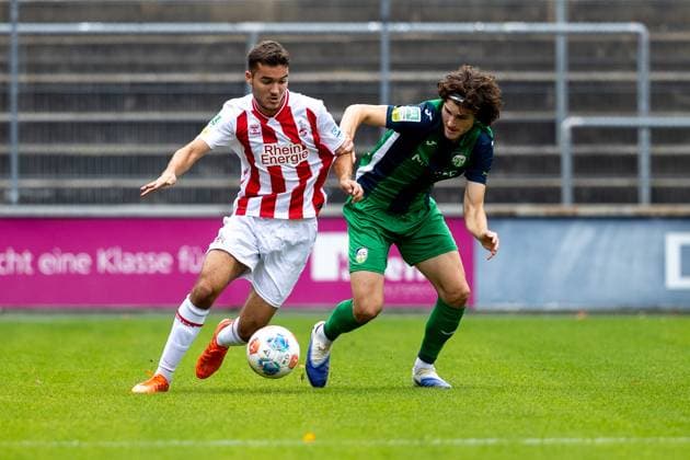 27.09.2025, xkwix, Fußball, Regionalliga West, 1. FC Köln U23 - FC Gütersloh, Geißbockheim Franz-Kremer-Stadion: Justus Henke (FC Gütersloh 23) im Zweikampf gegen Etienne Paul (1. FC Köln U23 16) NRW Deutschland