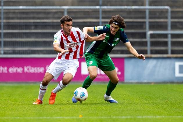27.09.2025, xkwix, Fußball, Regionalliga West, 1. FC Köln U23 - FC Gütersloh, Geißbockheim Franz-Kremer-Stadion: Justus Henke (FC Gütersloh 23) im Zweikampf gegen Etienne Paul (1. FC Köln U23 16) NRW Deutschland
