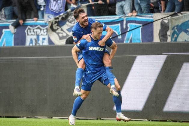 Gute Laune Lilian Egloff (Karlsruher SC, 25) freut sich ueber den Treffer zum 1:0 durch Christoph Kobald (Karlsruher SC, 22), GER, Karlsruher SC vs. 1. FC Magdeburg, 2. Bundesliga, 7. Spieltag, 2025 2026, 27.09.2025, DFL REGULATIONS PROHIBIT ANY USE OF PHOTOGRAPHS AS IMAGE SEQUENCES AND OR QUASI-VIDEO, GER, Karlsruher SC vs. 1. FC Magdeburg, 2. Bundesliga, 7. Spieltag, 2025 2026, 27.09.2025 Karlsruhe