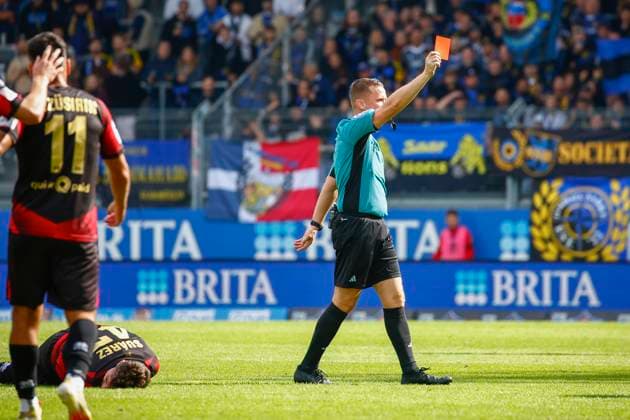 27.09.2025, xavx, Fussball 3.Liga, SV Wehen Wiesbaden - 1.FC Saarbrücken v.l. Referee Schiedsrichter Robert Kampka zeigt die Rote Karte fuer, shows red card to Elijah Krahn (1.FC Saarbrücken) (DFL DFB REGULATIONS PROHIBIT ANY USE OF PHOTOGRAPHS as IMAGE SEQUENCES and or QUASI-VIDEO) Wiesbaden