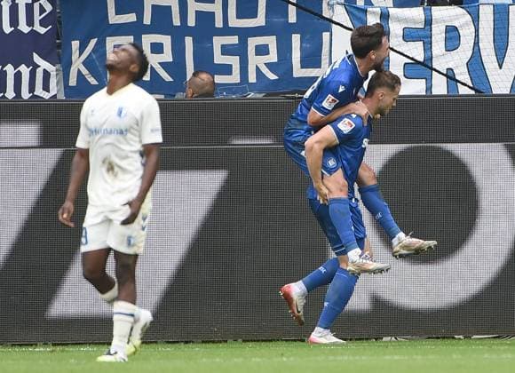 27.09.2025, xhbx, Fussball 2.Bundesliga, Karlsruher SC - 1.FC Magdeburg v.l. Torjubel, Goal celebration, celebrate the goal 1:0 Lubambo Musonda (1.FC Magdeburg), Lilian Egloff (Karlsruher SC KSC), Christoph Kobald (Karlsruher SC KSC) (DFL DFB REGULATIONS PROHIBIT ANY USE OF PHOTOGRAPHS as IMAGE SEQUENCES and or QUASI-VIDEO) Karlsruhe