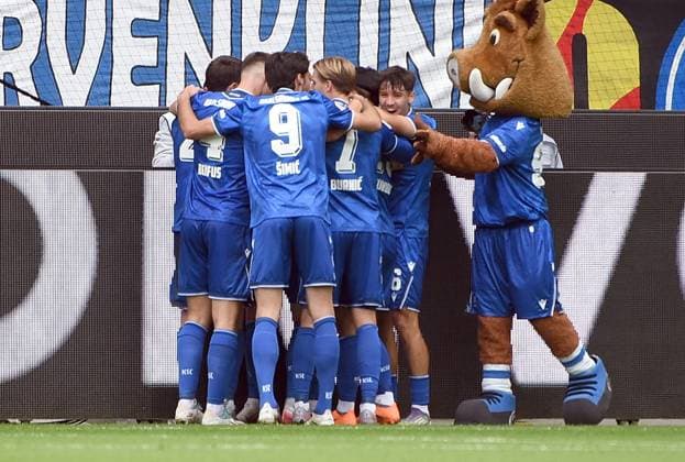 27.09.2025, xhbx, Fussball 2.Bundesliga, Karlsruher SC - 1.FC Magdeburg v.l. Torjubel, Goal celebration, celebrate the goal 1:0 durch Christoph Kobald (Karlsruher SC KSC) (DFL DFB REGULATIONS PROHIBIT ANY USE OF PHOTOGRAPHS as IMAGE SEQUENCES and or QUASI-VIDEO) Karlsruhe
