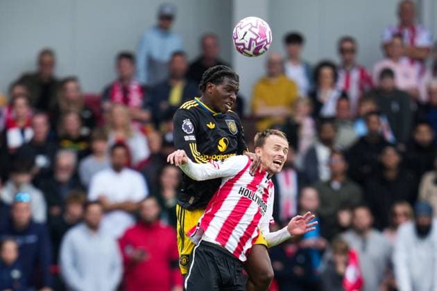 Premier League Brentford v Manchester United, ManU Mikkel Damsgaard of Brentford and Patrick Dorgu of Manchester United battle for header during the Premier League match Brentford vs Manchester United at The Gtech Community Stadium, London, United Kingdom, 27th September 2025 (Photo by Harvey Murphy News Images) Copyright: xHarveyxMurphy NewsxImagesx
